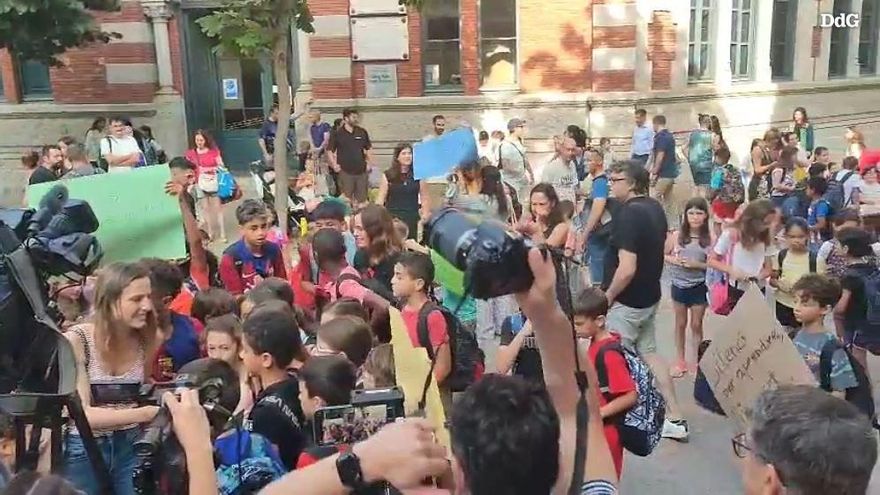 Vídeo: La protesta a la porta de l'escola Joan Bruguera de Girona