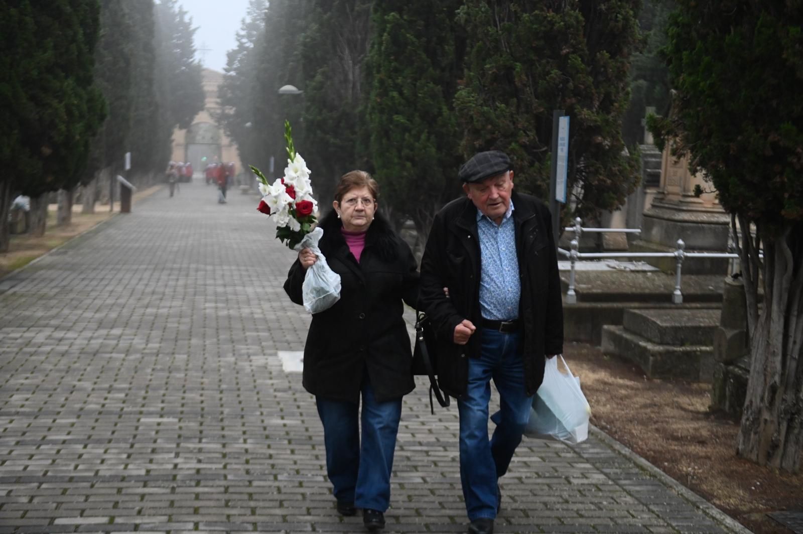 En imágenes | Así ha sido el Día de Todos los Santos en el cementerio de Torrero