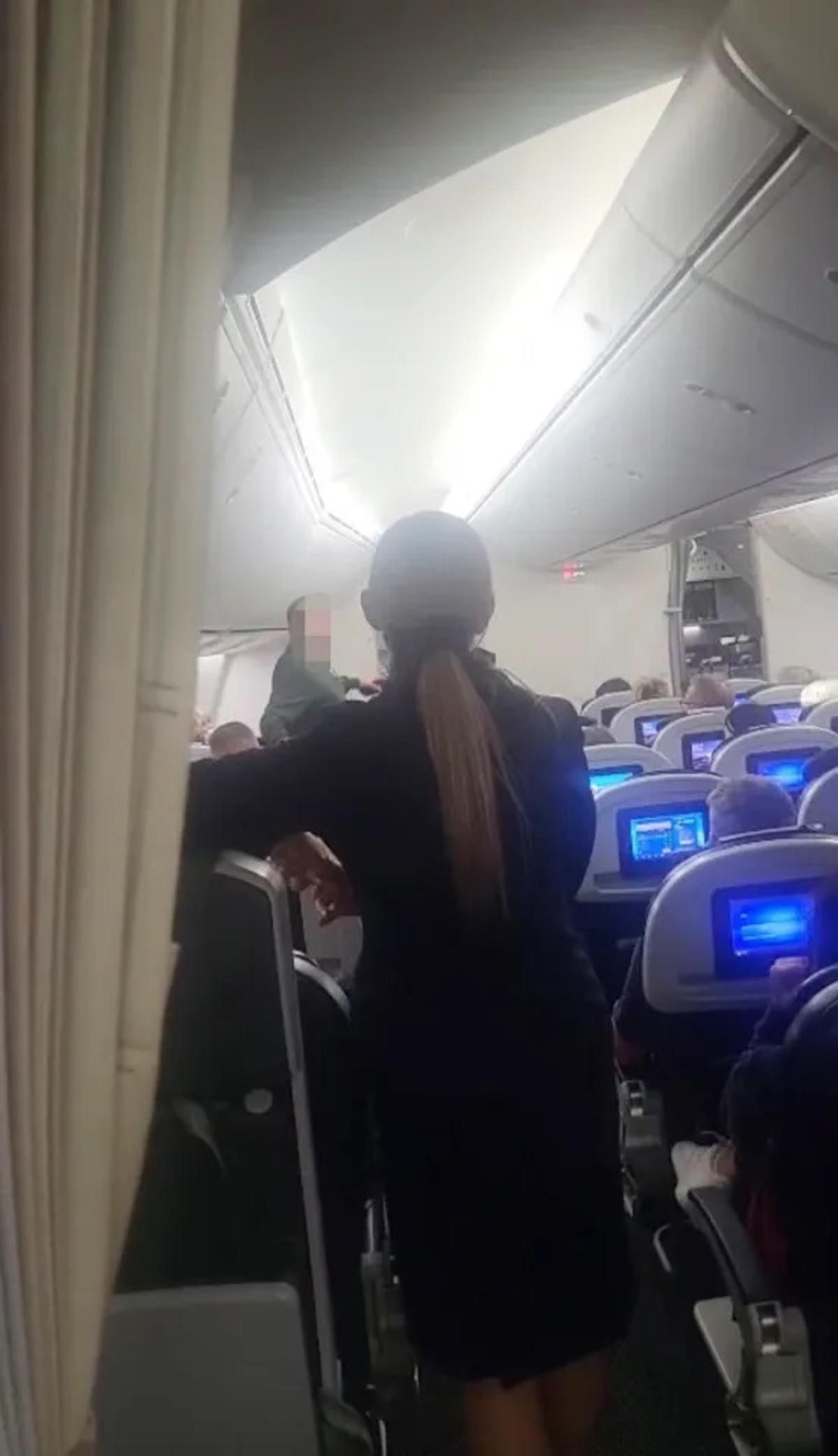 l hombre, fuera de sí, se levantó de su asiento gritando que el avión se iba a estrellar.