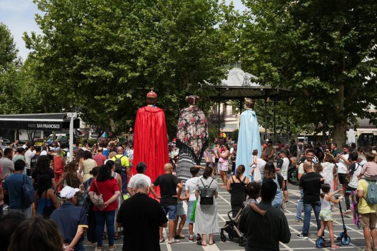 Fotogalería | Magia y tradición en las calles de Badajoz: así ha sido el desfile de Gigantes y Cabezudos