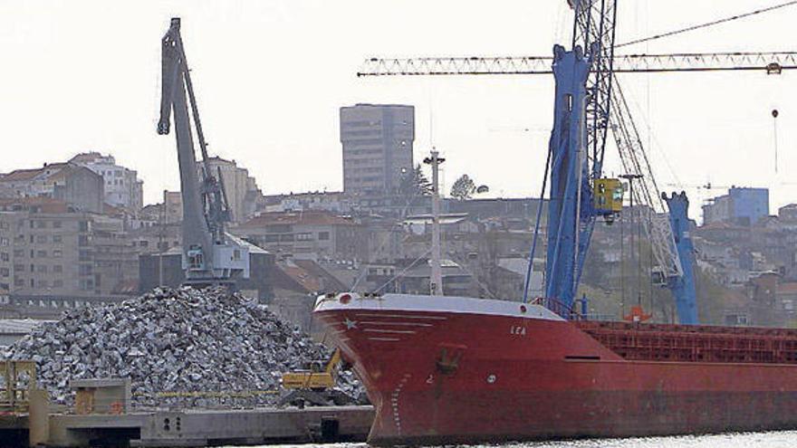 Imagen del &quot;Lea&quot;, atracado ayer para cargar el material en la nueva línea ya disponible en el muelle de Areal.  // José Lores