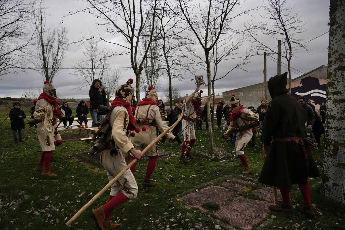 GALERÍA | La Vaquilla y los Cencerros reviven el antruejo más tradicional en Palacios del Pan