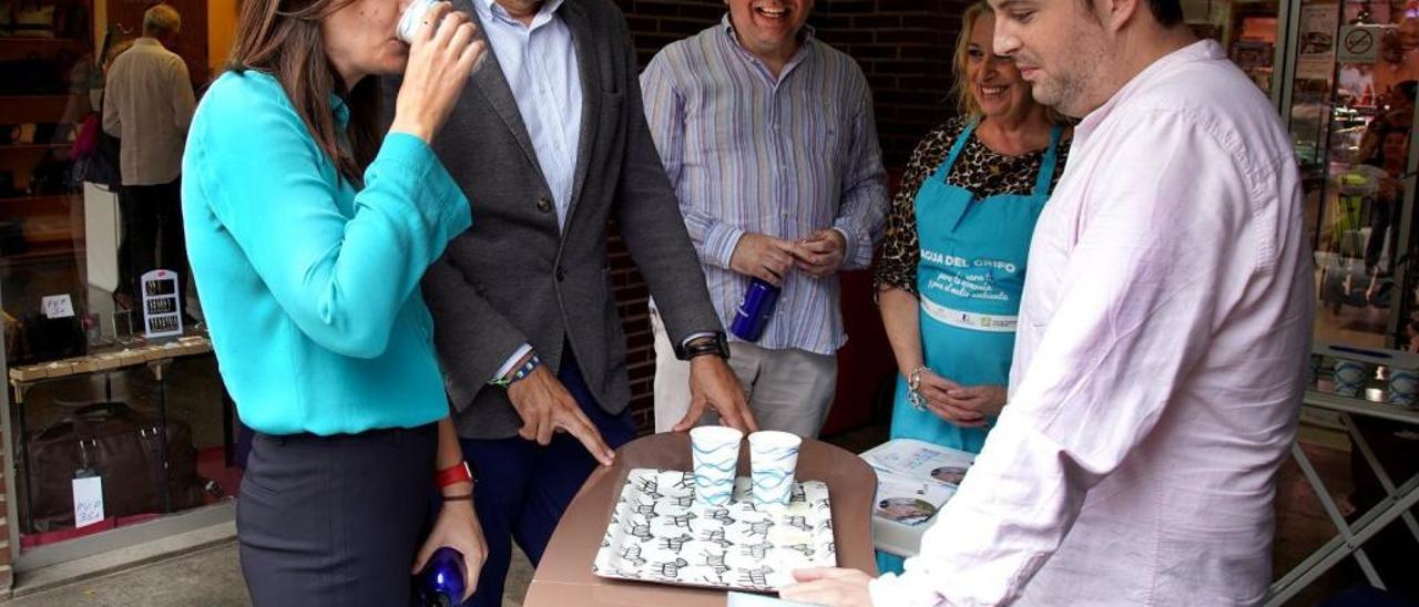 Elisa Valía participa en la cata del mercado de Algirós.