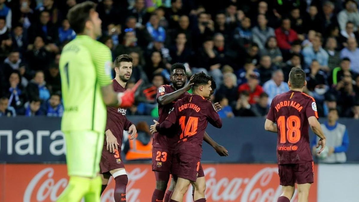 Los jugadores del Barça felicitan a Coutinho tras el 0-2.