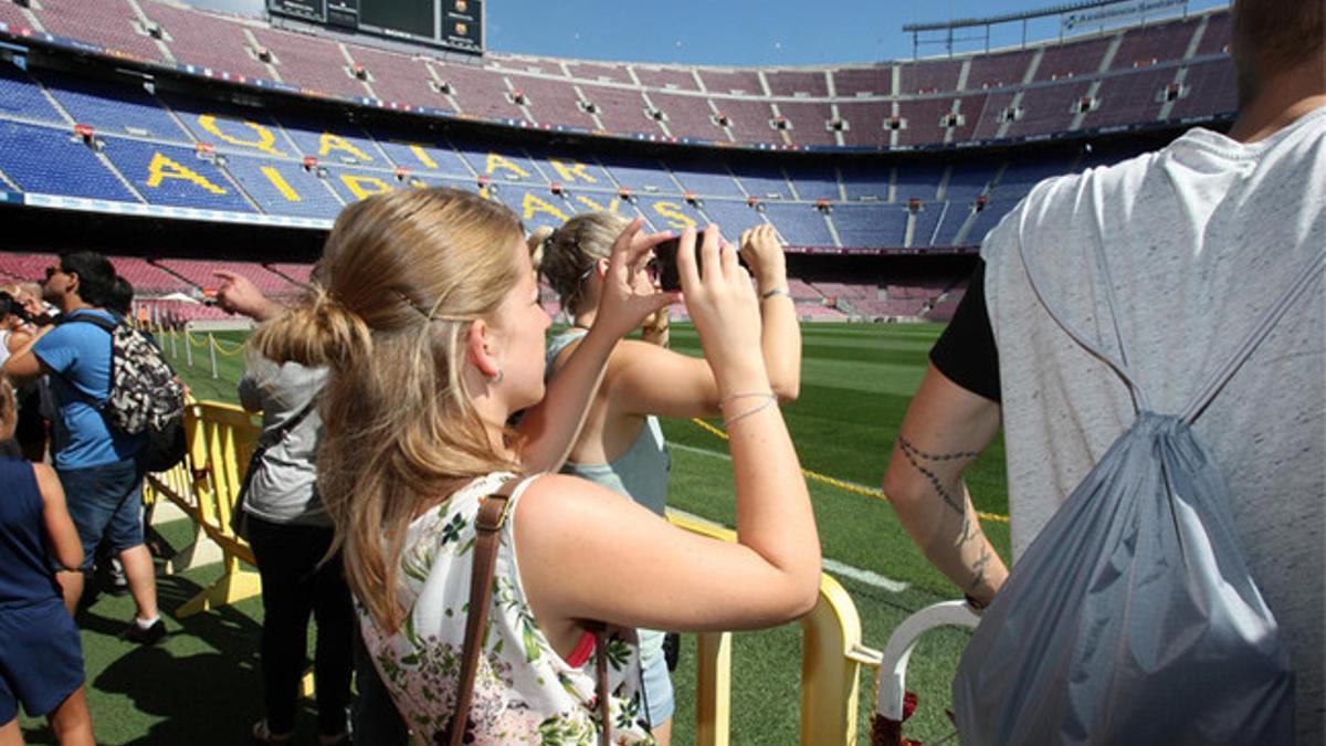 Una aficionada del FC Barcelona fotografía el Camp Nou