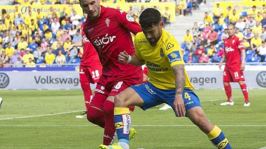 Tana protege el balón, acosado por Isma López.