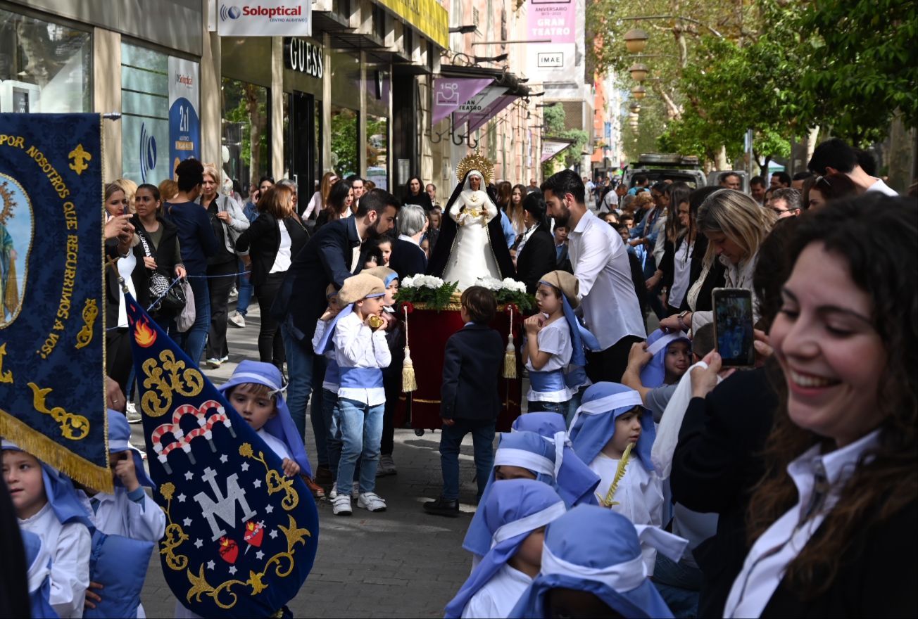 Alumnos del colegio de la Milagrosa durante su desfile por las calles del centro de la ciudad