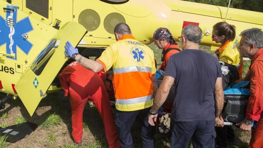 Dos ferits greus en caure amb el cotxe per un barranc de 12 metres