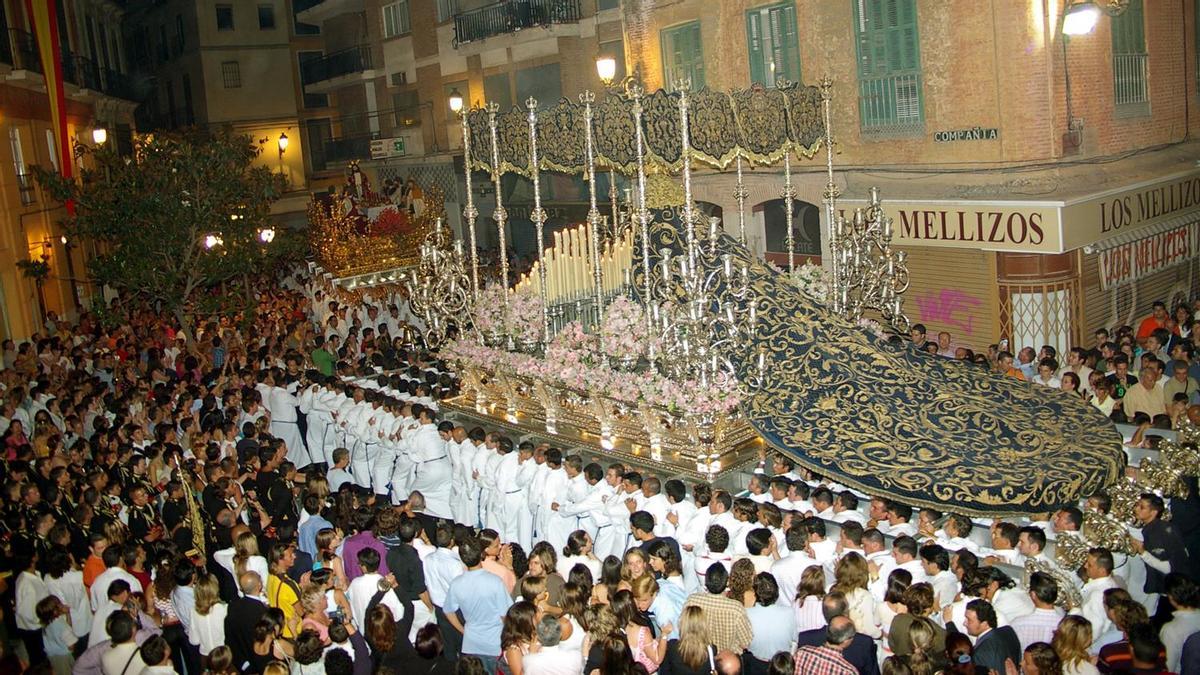 Encierro del traslado de los titulares de la cofradía de la Cena desde la capilla de la Estación el 4 de junio de 2005.
