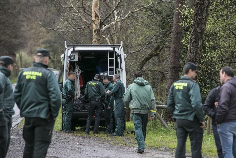 Los agentes siguen buscando en el pantano pruebas del asesinato de Paz Fernández