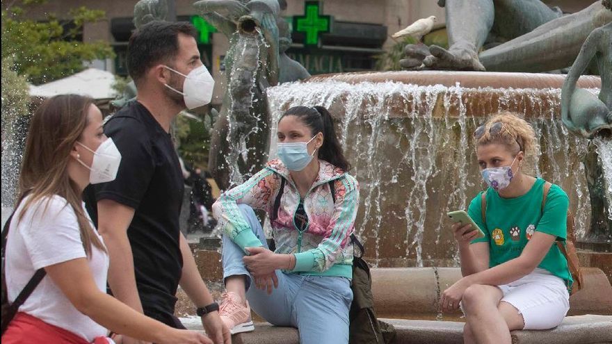 La mascarilla seguirá obligatoria en la calle pero no en la playa y el campo