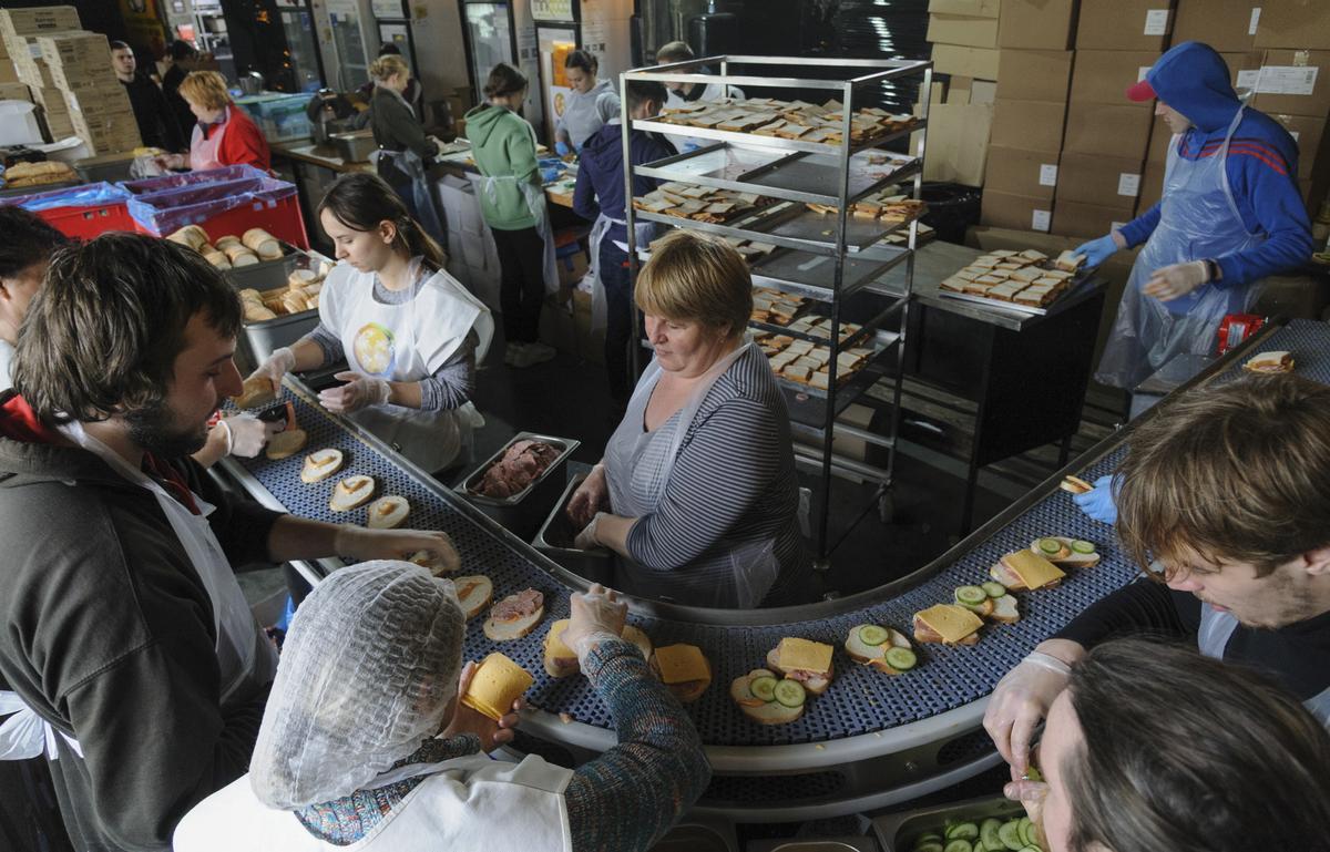 Los voluntarios de la organización World Central Kitchen preparan sándwiches para los refugiados y las Fuerzas de Defensa Territorial de Ucrania en la ciudad ucraniana occidental de Lviv, Ucrania.