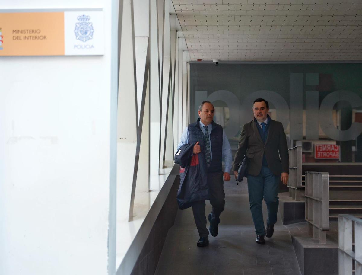 Así ha sido la salida de Carlos Baño de la comisaría de Alicante