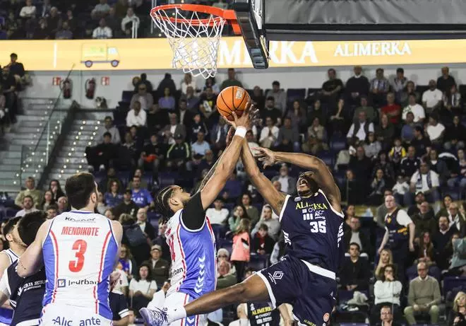 EN IMÁGENES: Los mejores momentos de la séptima victoria del Alimerka Oviedo Baloncesto en el Palacio de los Deportes