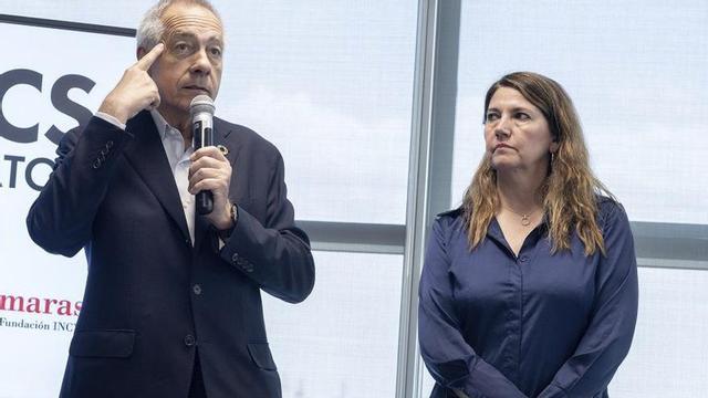 La directora general del Consorci de la Zona Franca, Blanca Sorigué, al costat del delegat espacial de l’Estat per al Consorci, Pere Navarro. | JORDI COTRINA