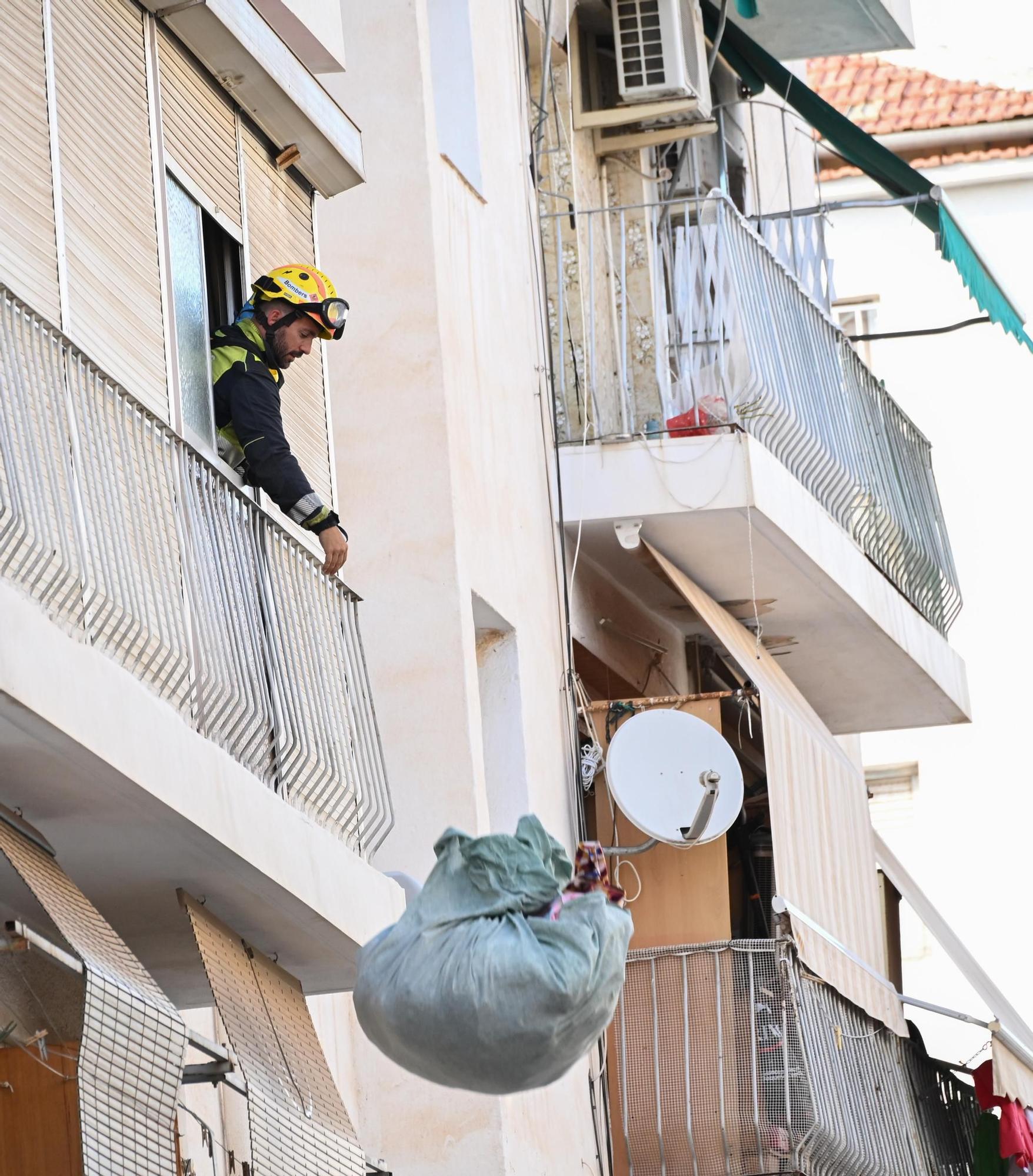 Así están sacando los bomberos las pertenencias de los vecinos desalojados de San Antón en Elche