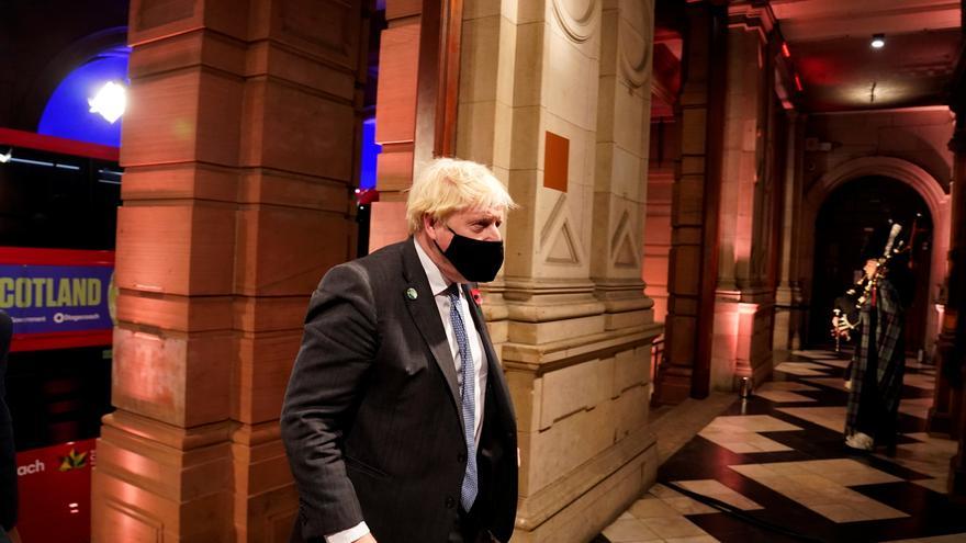 Críticas a Boris Johnson por viajar en avión de Glasgow a Londres