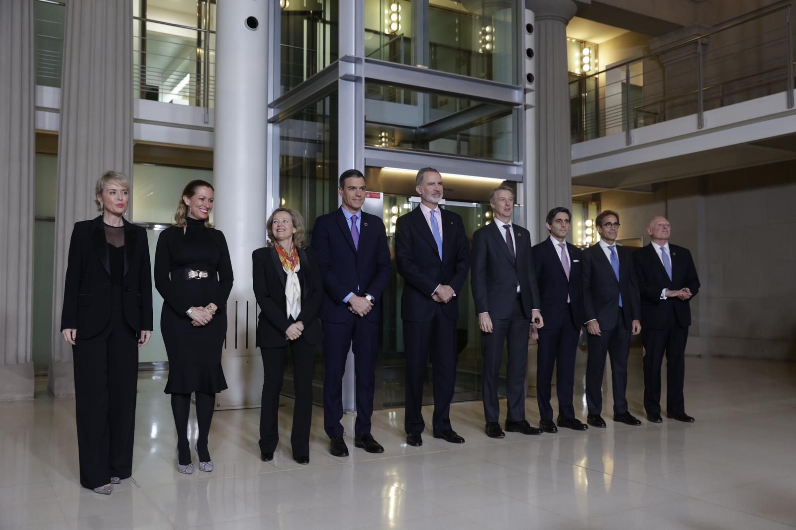 El rey Felipe VI, con el presidente Pedro Sánchez durante el saludo previo a la cena del Mobile