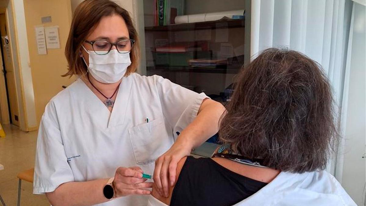 Una mujer recibe la vacuna contra el herpes zóster en Vigo.