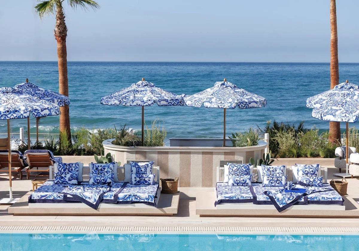 Tumbonas y sombrillas de la piscina