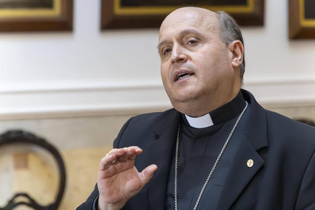 Monseñor Prieto en la comparecencia de esta mañana en Santiago tras la muerte del papa Francisco