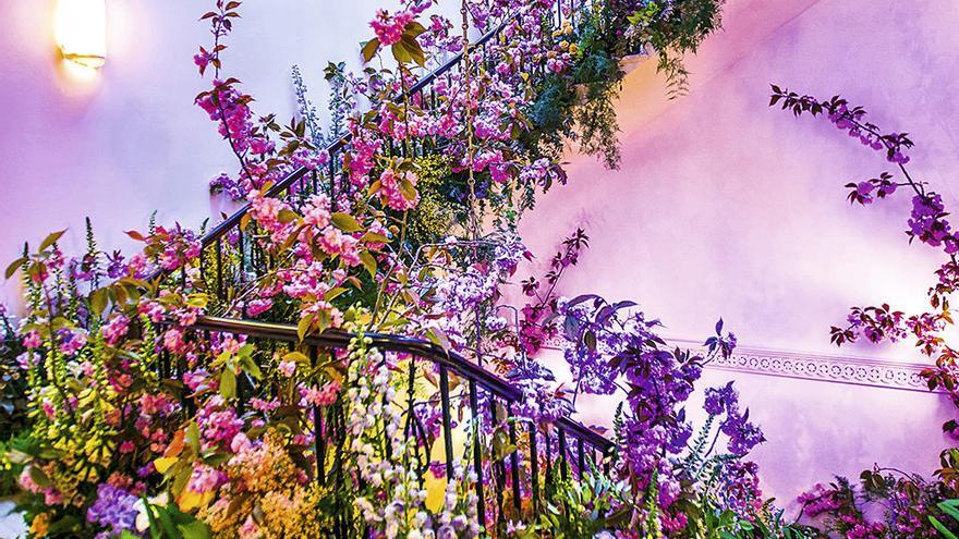 Arreglo floral en la escalera de una casa en Londres.