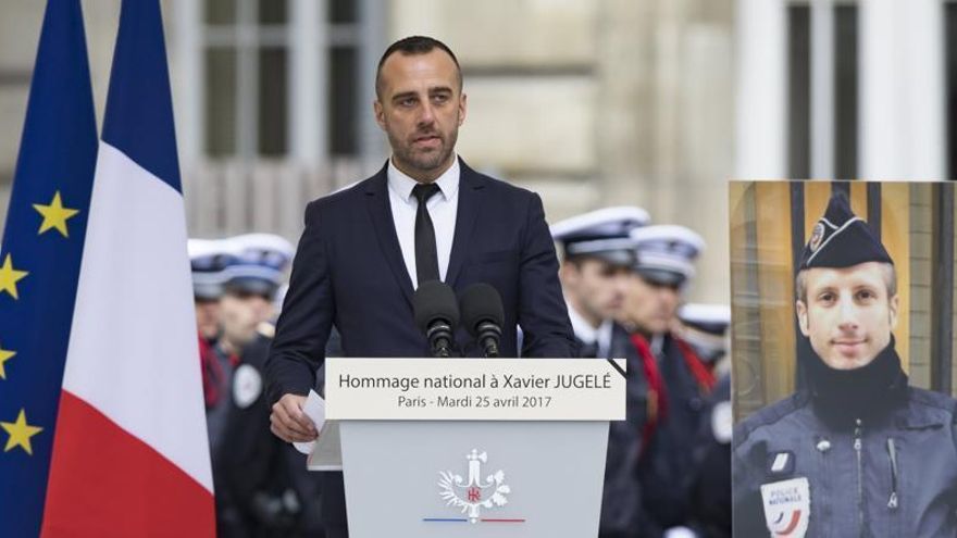 Etienne Cardiles, en un acte d&#039;homenatge a Xavier Jugelé a l&#039;abril