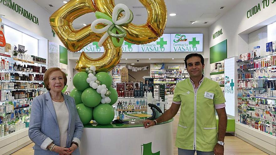 María Teresa Vasalo y su hijo Santiago Rey, en la farmacia.   | // RICARDO GROBAS
