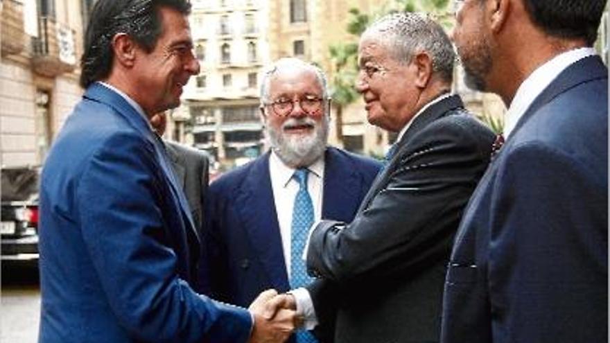 José Manuel Soria saludant ahir, des de Barcelona, Salvador Gabarró, amb Miguel Arias Cañete al davant.