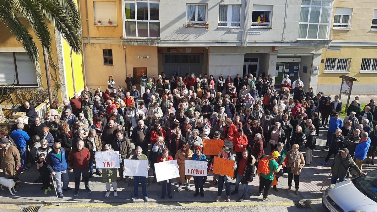 Los vecinos concentrados ante el ambulatorio de El Berrón para exigir más médicos.