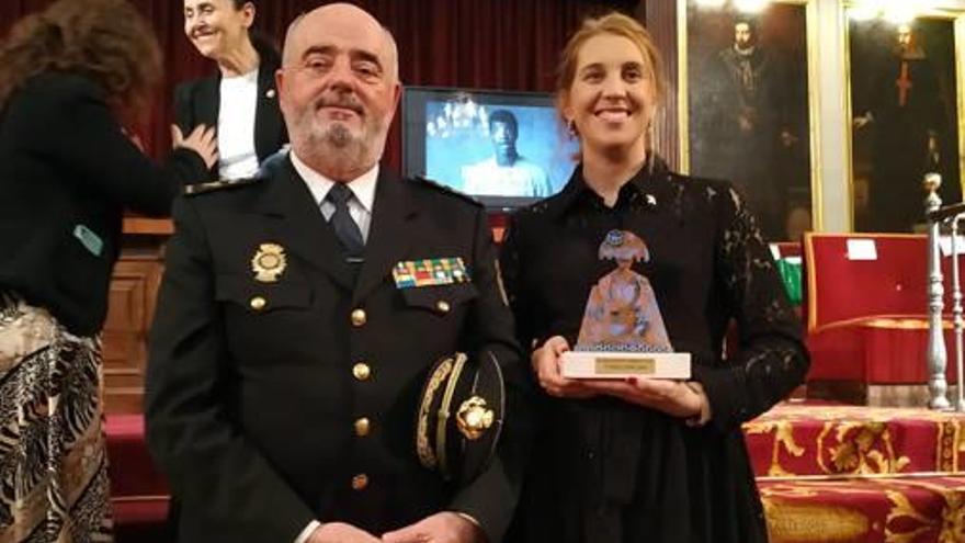 El jefe superior de Policía y Verónica Gómez con el premio.