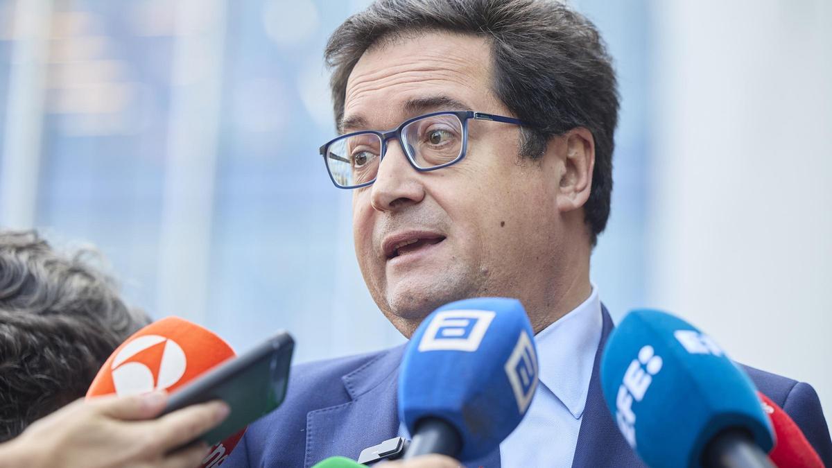 Archivo - El ministro para la Transformación Digital y de la Función Pública, Óscar López (1i), atienden a los medios de comunicación a su llegada a una reunión, en la sede del Ministerio para la Transformación Digital y de la Función Pública, a 9 de abri