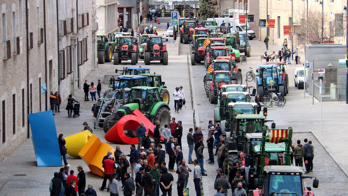 Una setantena de tractors gironins es mobilitzen al centre de la capital