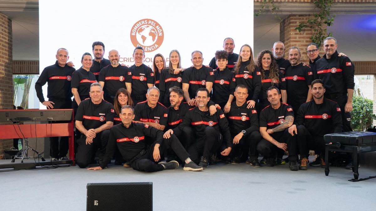 'Bombers pel món' celebra una comida solidaria con la víctimas de la dana