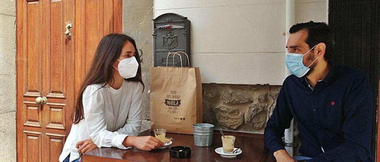 Eva Martínez e Iván Martínez, tomando un café en un bar de Posada de Llanes.