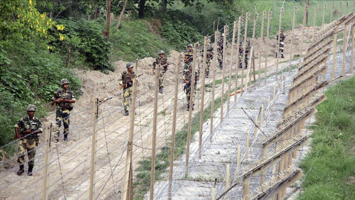 Guardias indios en la frontera de Cachemira