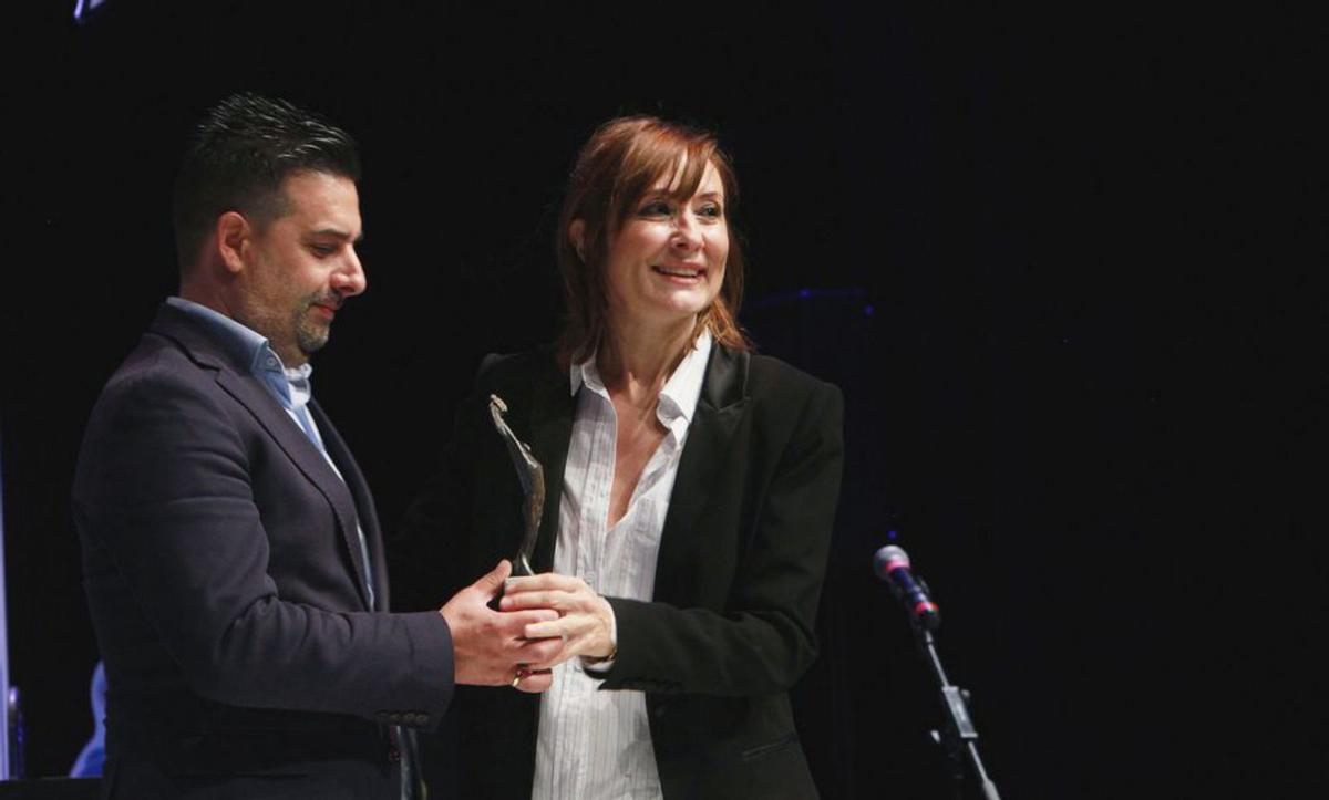 Román Rodríguez entregó el premio a Jaione Camborda. |   // IÑAKI OSORIO