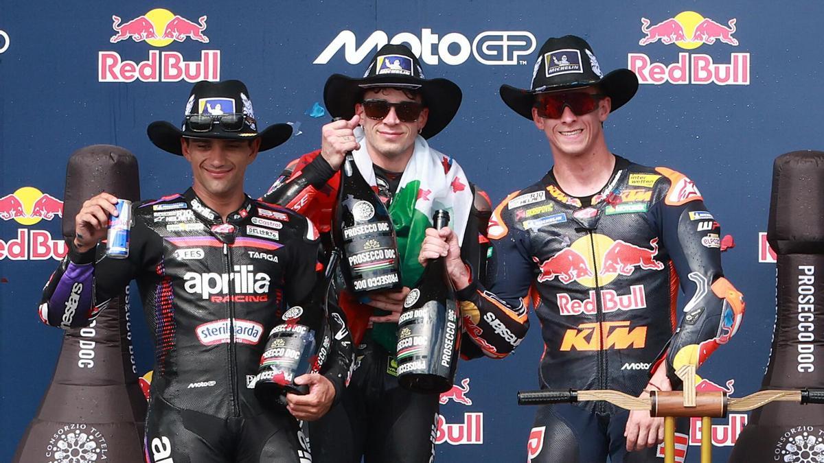 Lo que no se vio del GP de Estados Unidos: el homenaje de Márquez a Hayden, un bebé 'bendecido' y una patada en plena curva