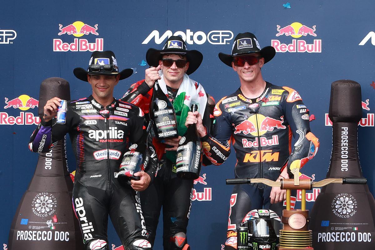 AME8858. AUSTIN (ESTADOS UNIDOS), 29/03/2026.- Marco Bezzecchi (c), primer puesto, del equipo Aprilia Racing posa junto a Jorge Martin (i), segundo puesto, del equipo Aprilia Racing y Pedro Acosta, tercer puesto, del equipo Red Bull KTM Factory Racing este domingo, al ganar la competencia del Gran Premio de los Estados Unidos disputada en el Circuito de Las Américas en Austin (EE.UU.). EFE/ Carlos Ramirez