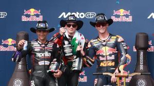 AME8858. AUSTIN (ESTADOS UNIDOS), 29/03/2026.- Marco Bezzecchi (c), primer puesto, del equipo Aprilia Racing posa junto a Jorge Martin (i), segundo puesto, del equipo Aprilia Racing y Pedro Acosta, tercer puesto, del equipo Red Bull KTM Factory Racing este domingo, al ganar la competencia del Gran Premio de los Estados Unidos disputada en el Circuito de Las Américas en Austin (EE.UU.). EFE/ Carlos Ramirez
