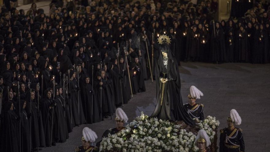 La cofradía zamorana de Jesús Nazareno denunciará el uso de la virgen de La Soledad en camisetas de un grupo heavy