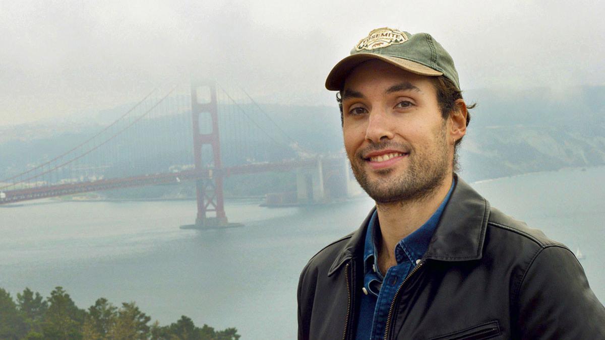 Josué Ballesteros, ante un mítico Golden Gate envuelto en la niebla, en la Bahía de San Francisco.
