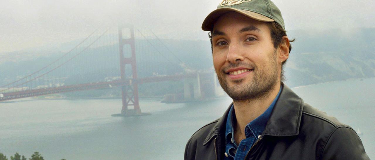 Josué Ballesteros, ante un mítico Golden Gate envuelto en la niebla, en la Bahía de San Francisco.