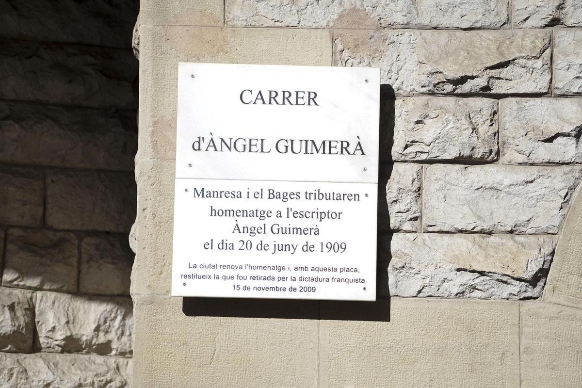 La placa del carrer Guimerà, ahir, s'ha netejat per la commemoració