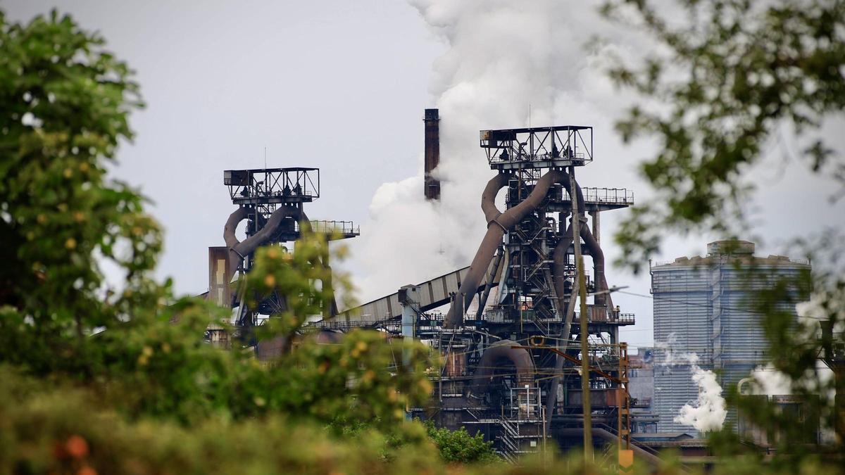 Los altos hornos de ArcelorMittal en Veriña (Gijón).