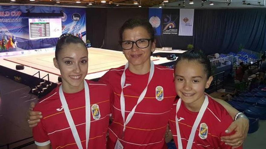 Las gimnastas Paula y María con Loles Ballester, entrenadora.