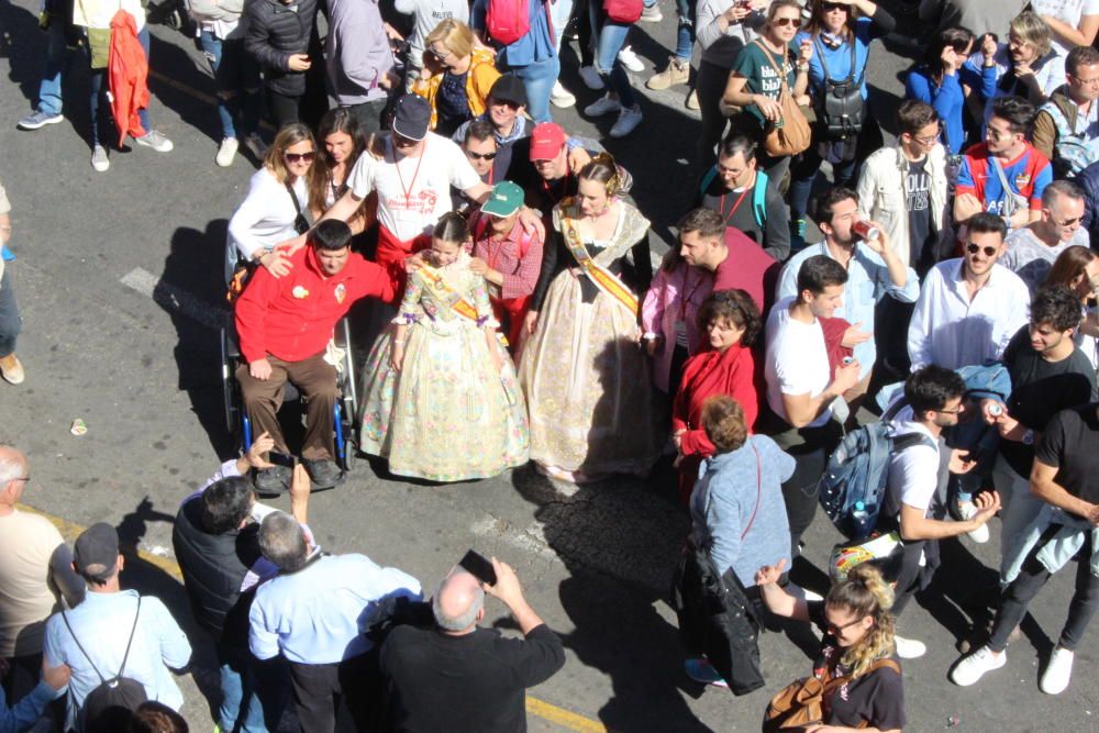 No hay nada como vestirse de valencianas para que alguien te pida hacerse una foto