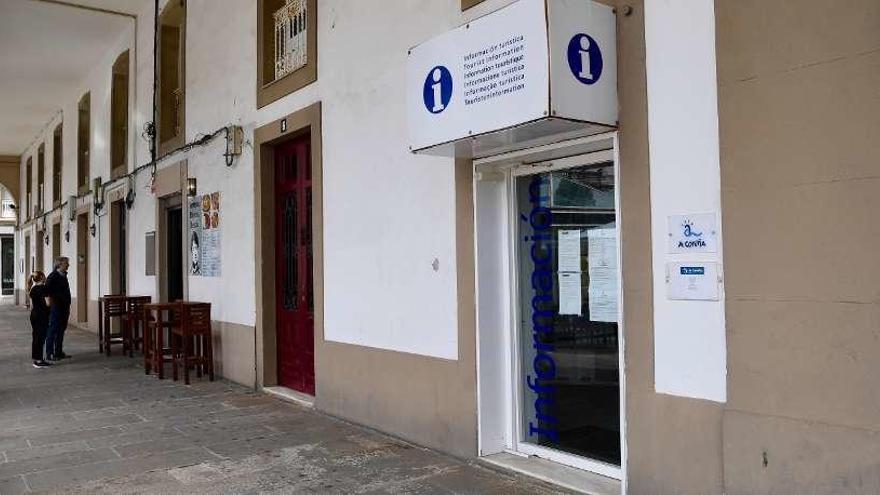 La oficina turística de A Coruña, ayer, todavía cerrada. Carlos Pardellas