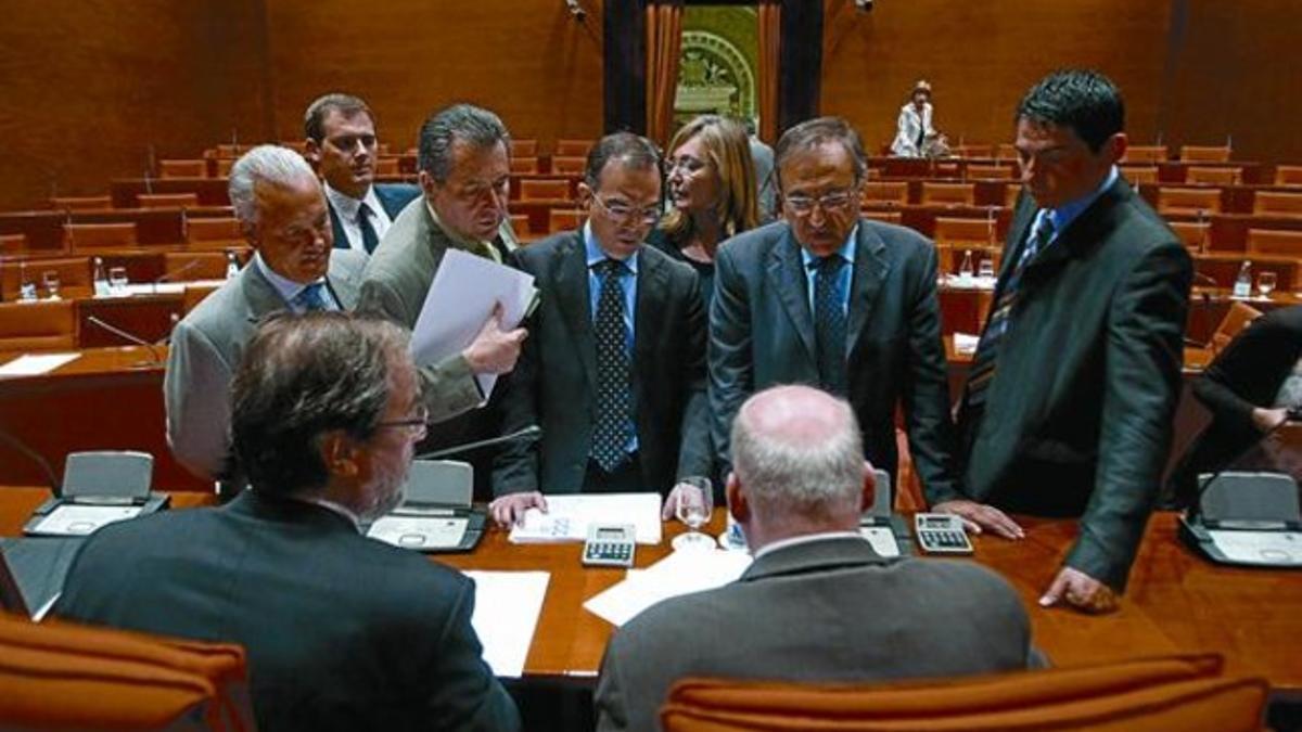 Representantes de todos los grupos en la comisión de investigación del 'caso Palau' conversan al término de la sesión, ayer.