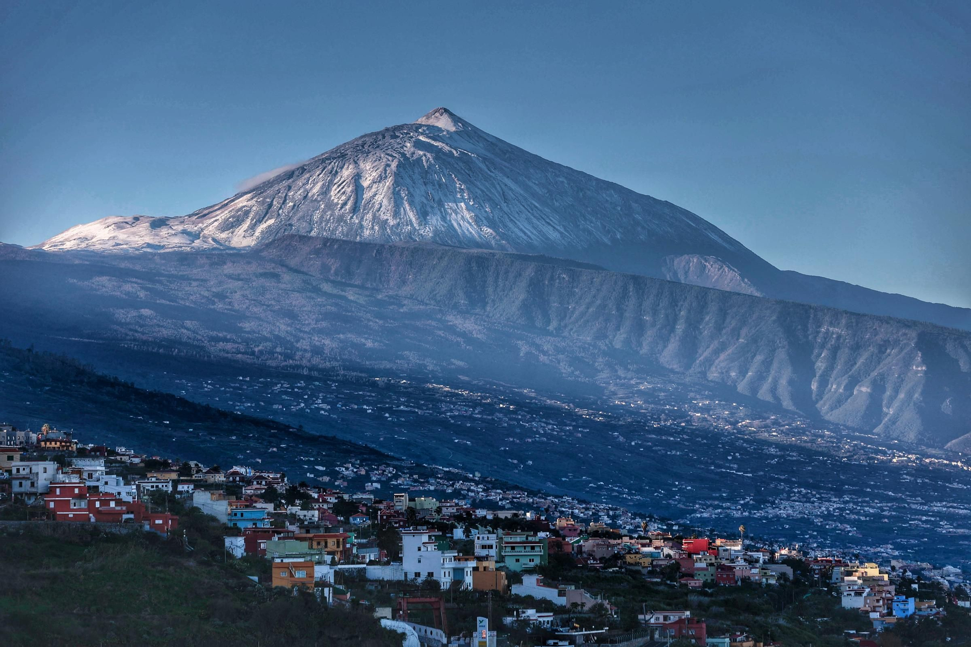 El Teide 'regala' a los tinerfeños un manto nevado por Navidad
